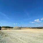 Wenig Kies, dafür extrem blauer Himmel mit Schafswölkchen