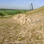 ein Steinhaufen mitten auf der Deponie