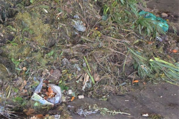 Bioabfallhaufen mit Störstoffen wie Plastiktüten